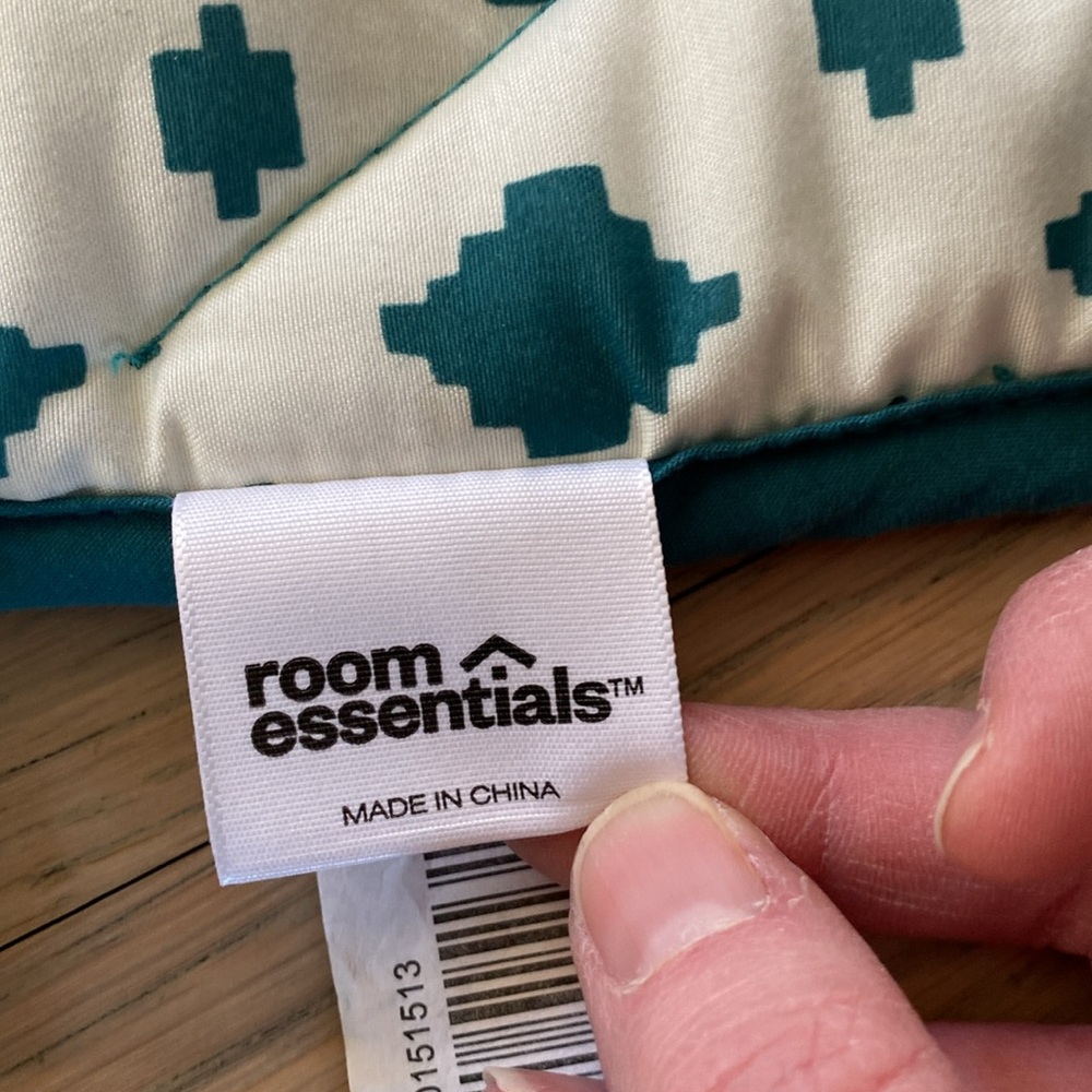 Room Essentials Reversible Comforter - Picture 5 of 6